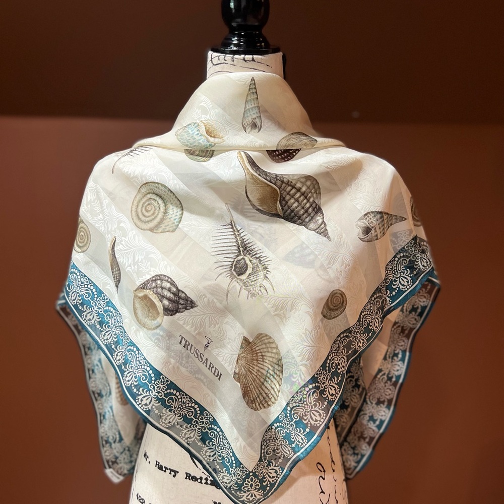 Beautiful Vintage Silk Scarf, Size 35x34 inches